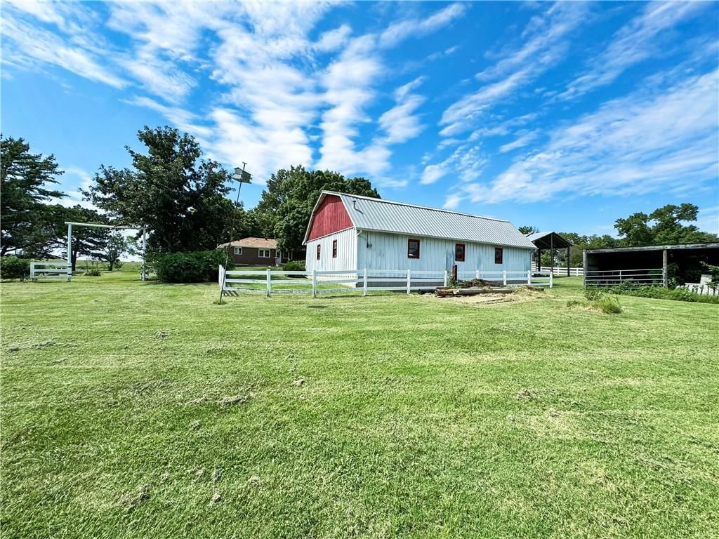 Photo 7 of 44 - 22217 S Victory Road, Spring Hill, KS 66083
