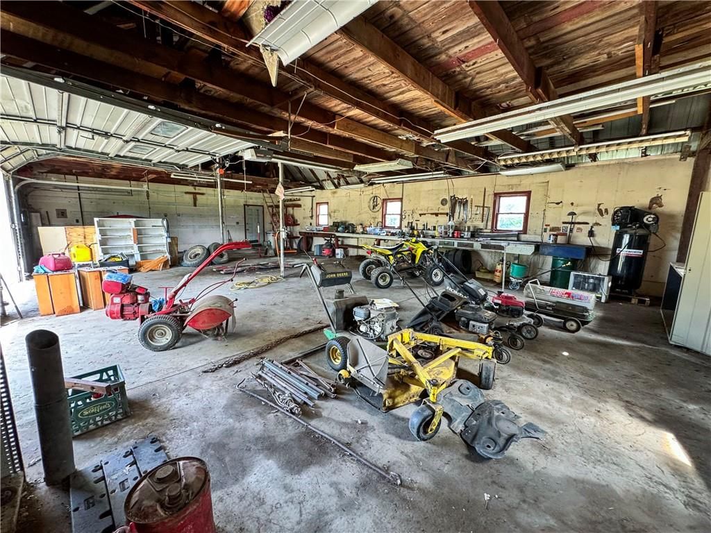 Photo 8 of 44 - 22217 S Victory Road, Spring Hill, KS 66083