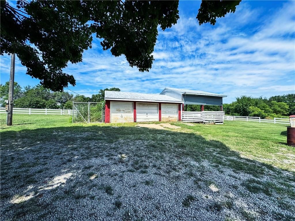 Photo 11 of 44 - 22217 S Victory Road, Spring Hill, KS 66083