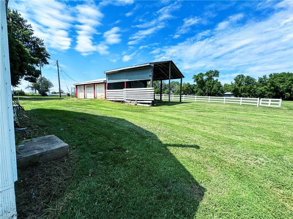 Photo 12 of 44 - 22217 S Victory Road, Spring Hill, KS 66083