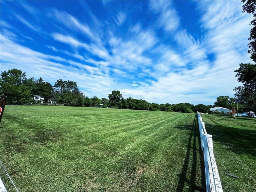 Photo 13 of 44 - 22217 S Victory Road, Spring Hill, KS 66083