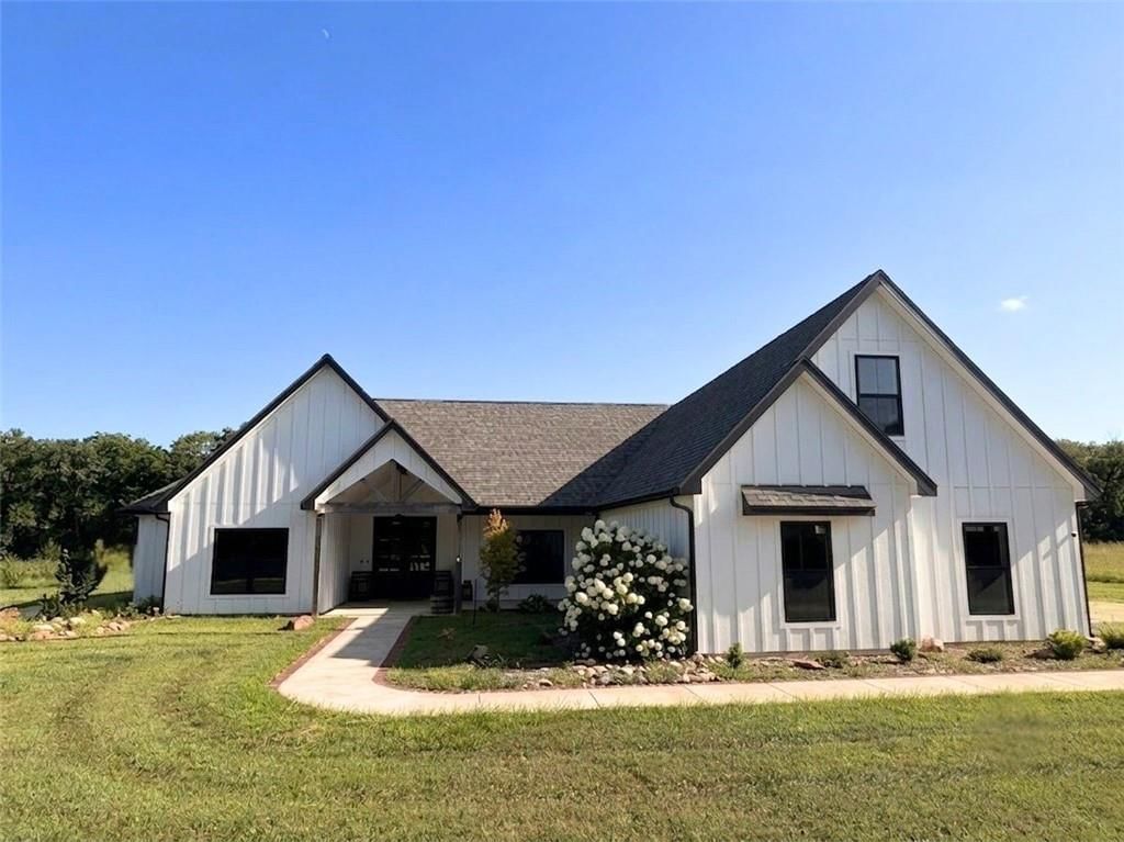 1102 E 1033 Road, Lawrence, KS