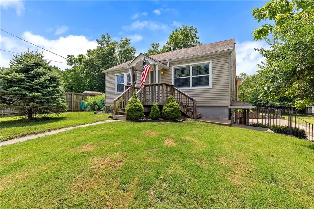 Photo 1 of 38 - 7108 N Kranz Road, Gladstone, MO 64118