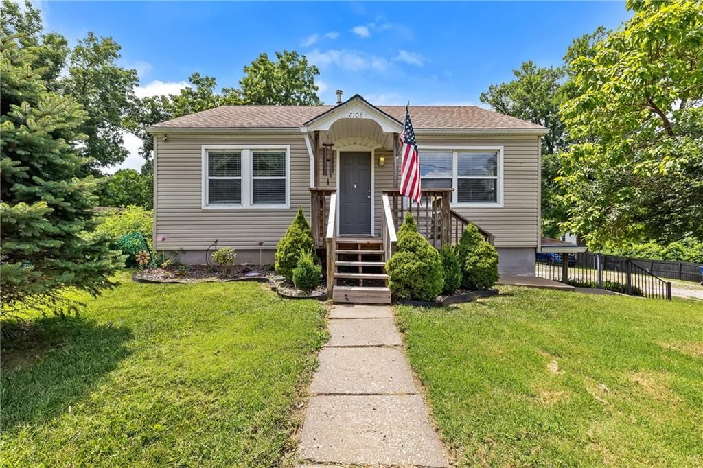 Photo 2 of 38 - 7108 N Kranz Road, Gladstone, MO 64118