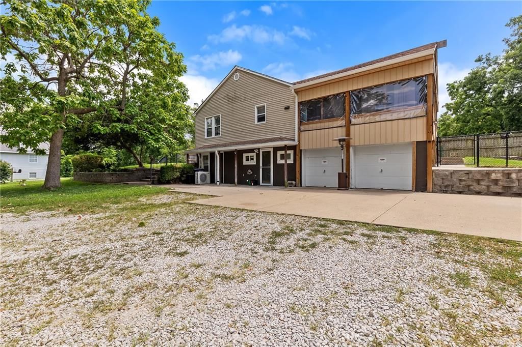 Photo 3 of 38 - 7108 N Kranz Road, Gladstone, MO 64118