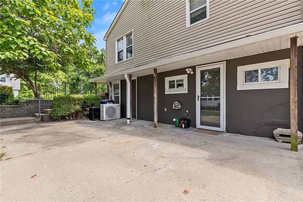 Photo 4 of 38 - 7108 N Kranz Road, Gladstone, MO 64118