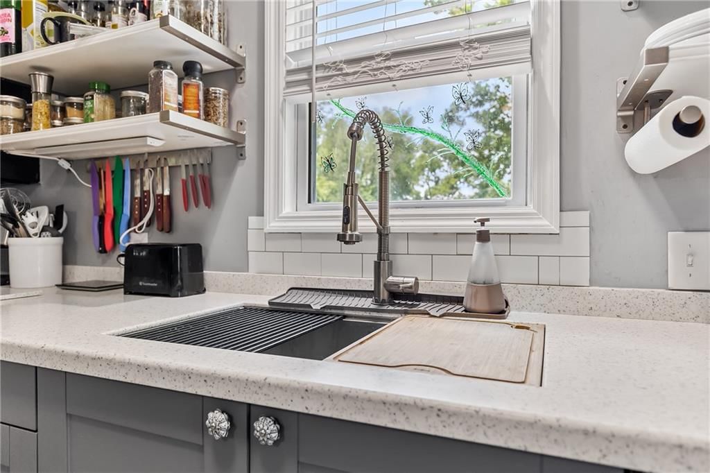 Photo 13 of 38 - 7108 N Kranz Road, Gladstone, MO 64118