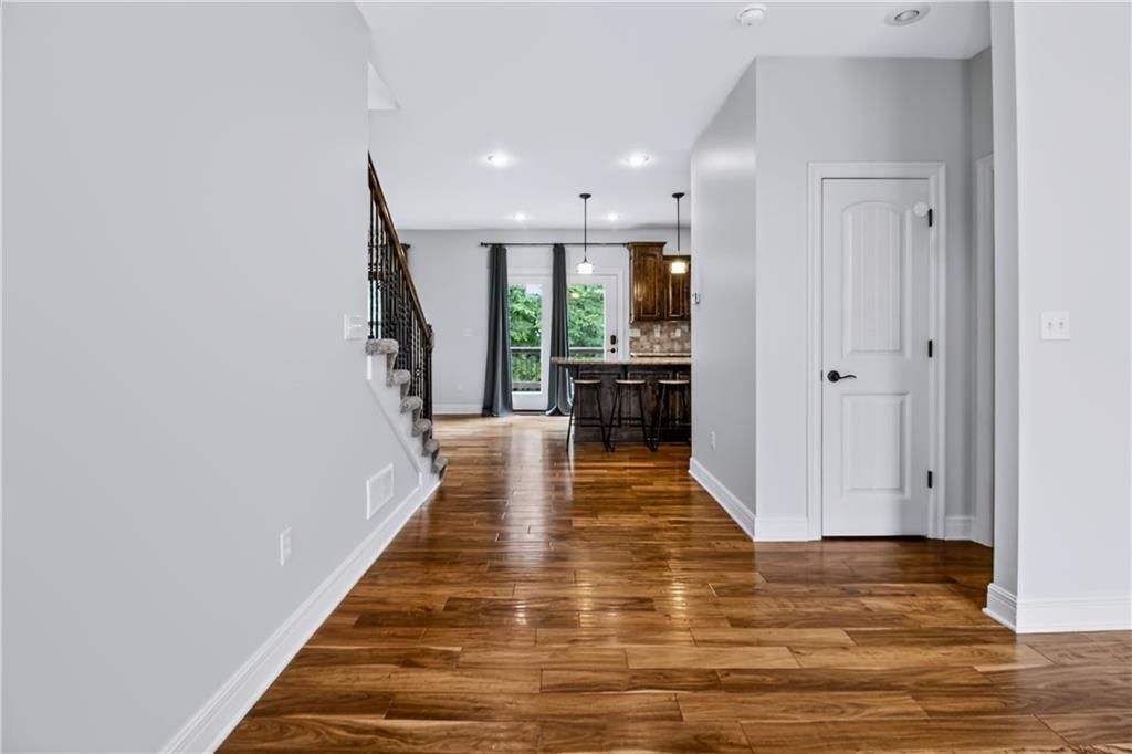1236 Vivian Drive — photo 8