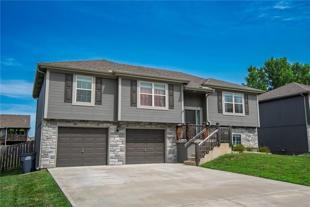 212 NE Greystone Way — photo 3
