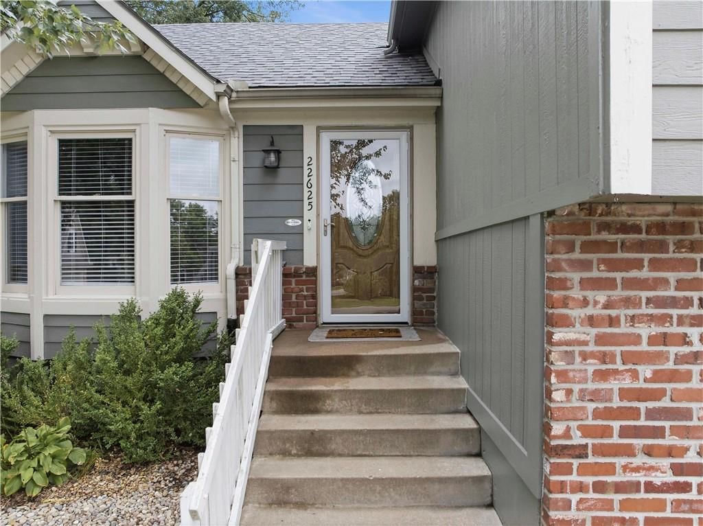 22625 W 64th Terrace — photo 2