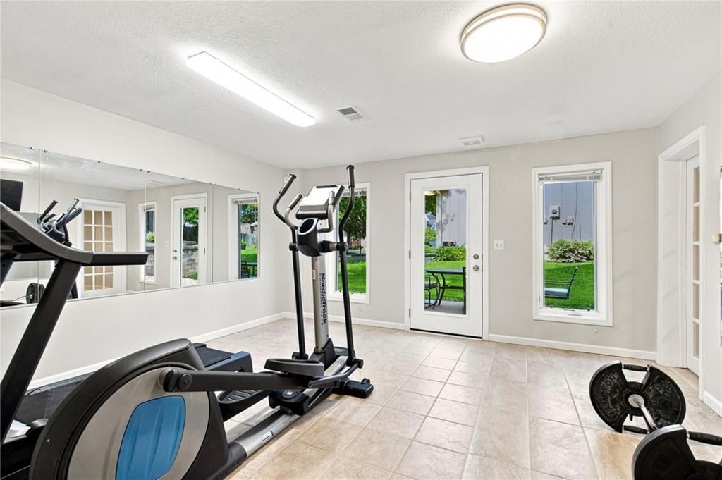 Photo 32 of 43 - 6100 NW 78TH Street, Kansas City, MO 64151