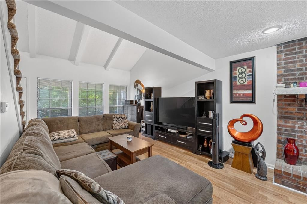 8337-8339 Farley Street — photo 4