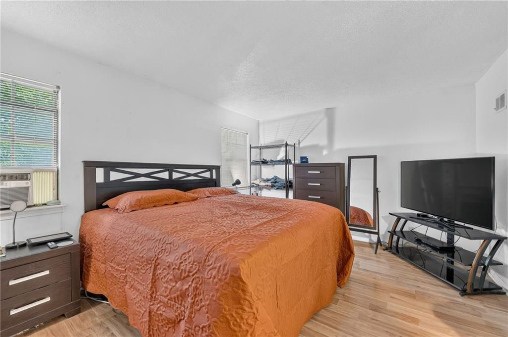 8337-8339 Farley Street — photo 15