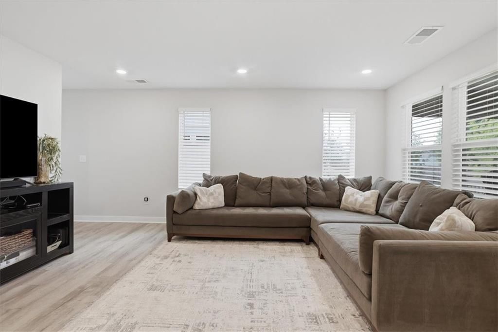 Photo 10 of 36 - 8841 SW 9th Terrace, Lee's Summit, MO 64064
