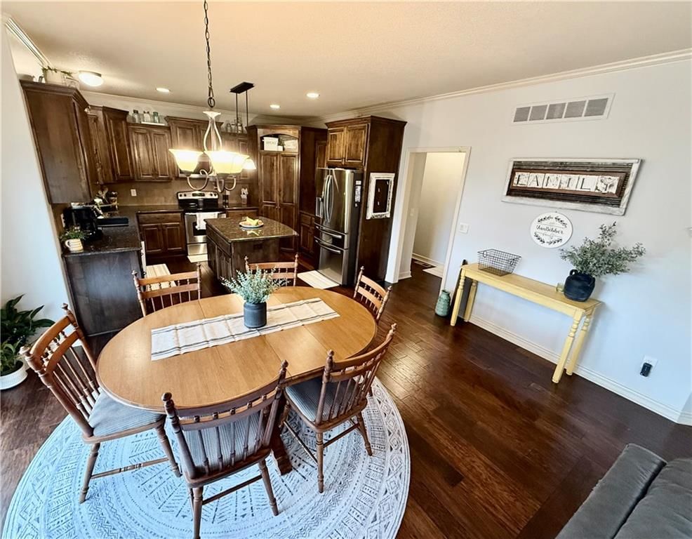 409 SW Webster Drive — photo 10
