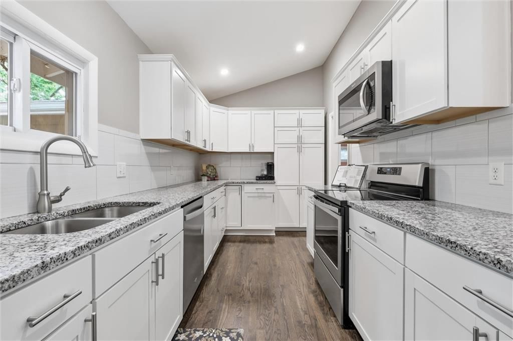8025 Maple Street — photo 13