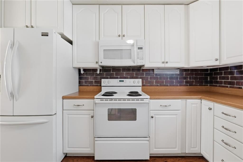 21222 W 70th Street — photo 9