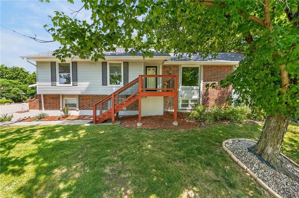 7401 N Strathbury Avenue — photo 2