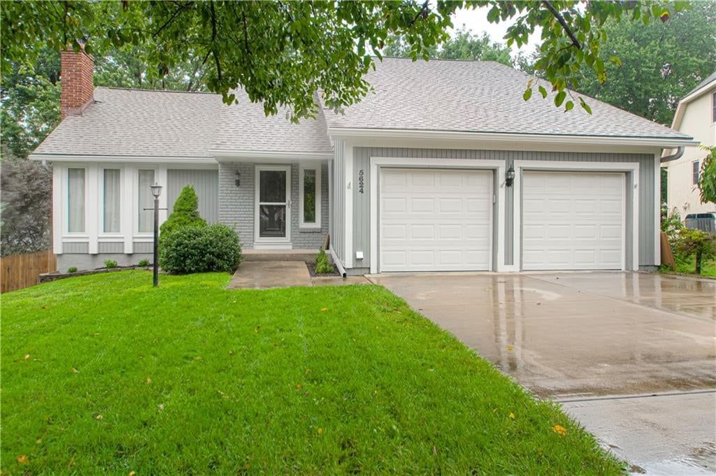 Photo 1 of 33 - 5624 N Gladstone Place, Gladstone, MO 64119