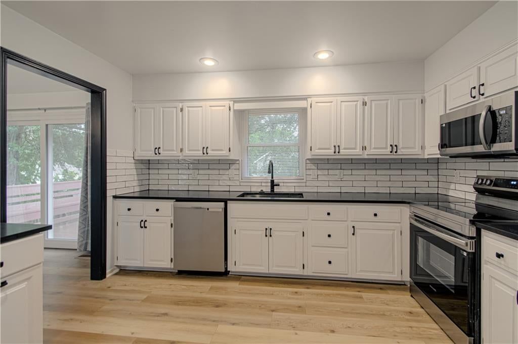 Photo 7 of 33 - 5624 N Gladstone Place, Gladstone, MO 64119