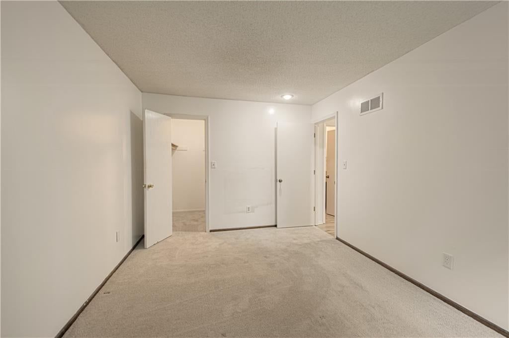 Photo 10 of 33 - 5624 N Gladstone Place, Gladstone, MO 64119