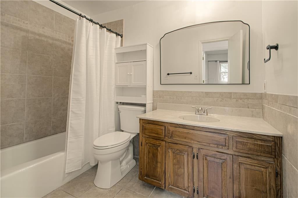 Photo 12 of 33 - 5624 N Gladstone Place, Gladstone, MO 64119