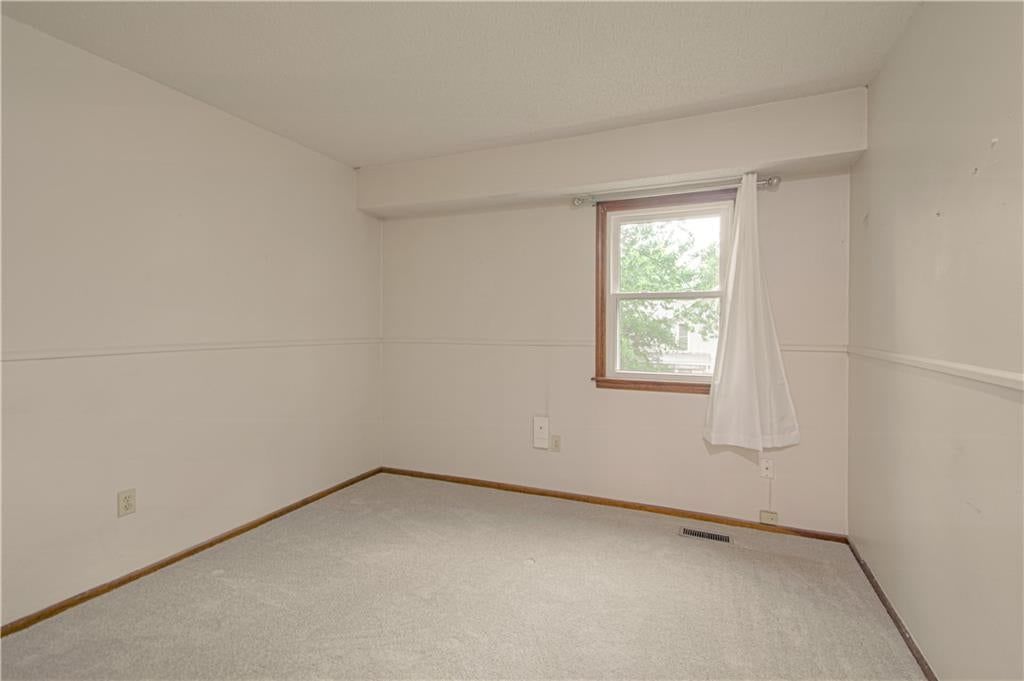 Photo 13 of 33 - 5624 N Gladstone Place, Gladstone, MO 64119