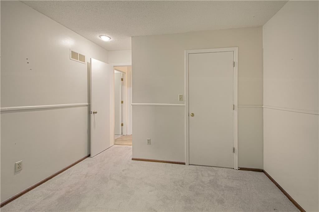 Photo 14 of 33 - 5624 N Gladstone Place, Gladstone, MO 64119