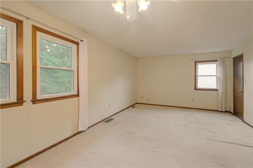 Photo 18 of 33 - 5624 N Gladstone Place, Gladstone, MO 64119