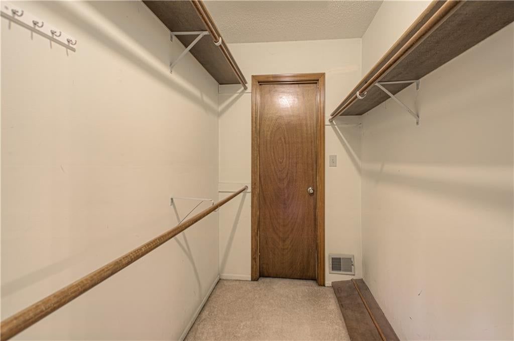 Photo 21 of 33 - 5624 N Gladstone Place, Gladstone, MO 64119