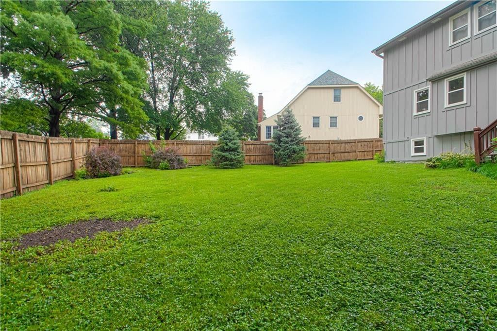 Photo 32 of 33 - 5624 N Gladstone Place, Gladstone, MO 64119