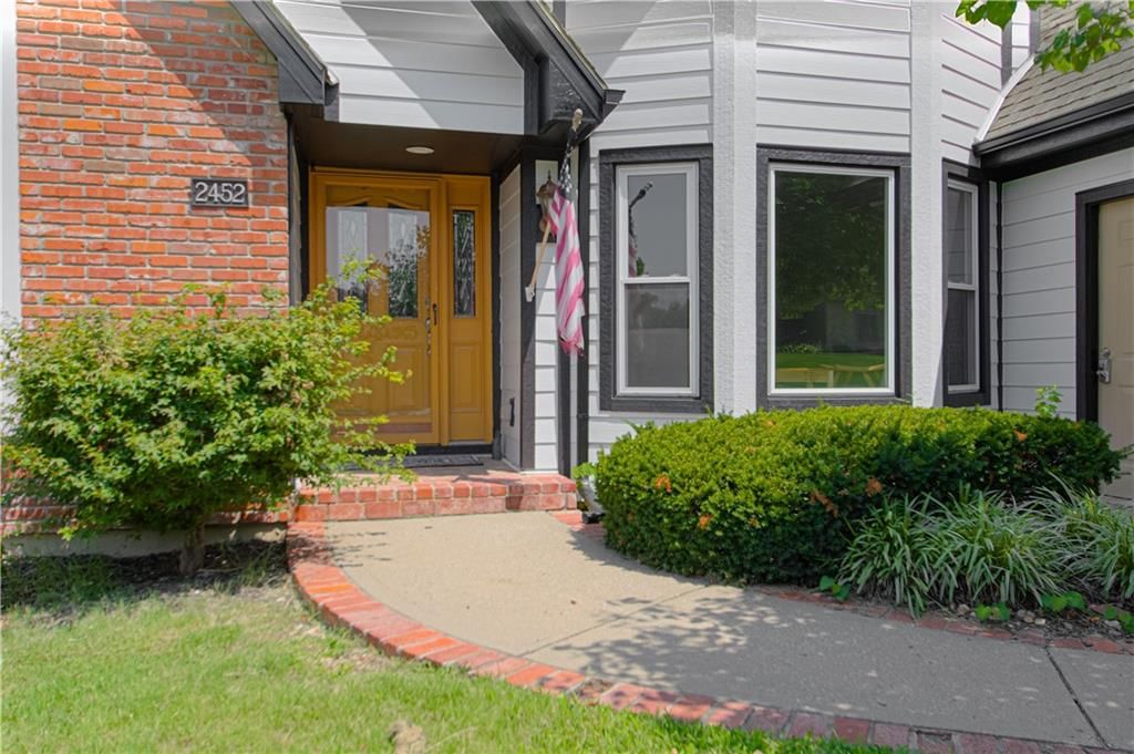 2452 NW Valley View Drive — photo 3
