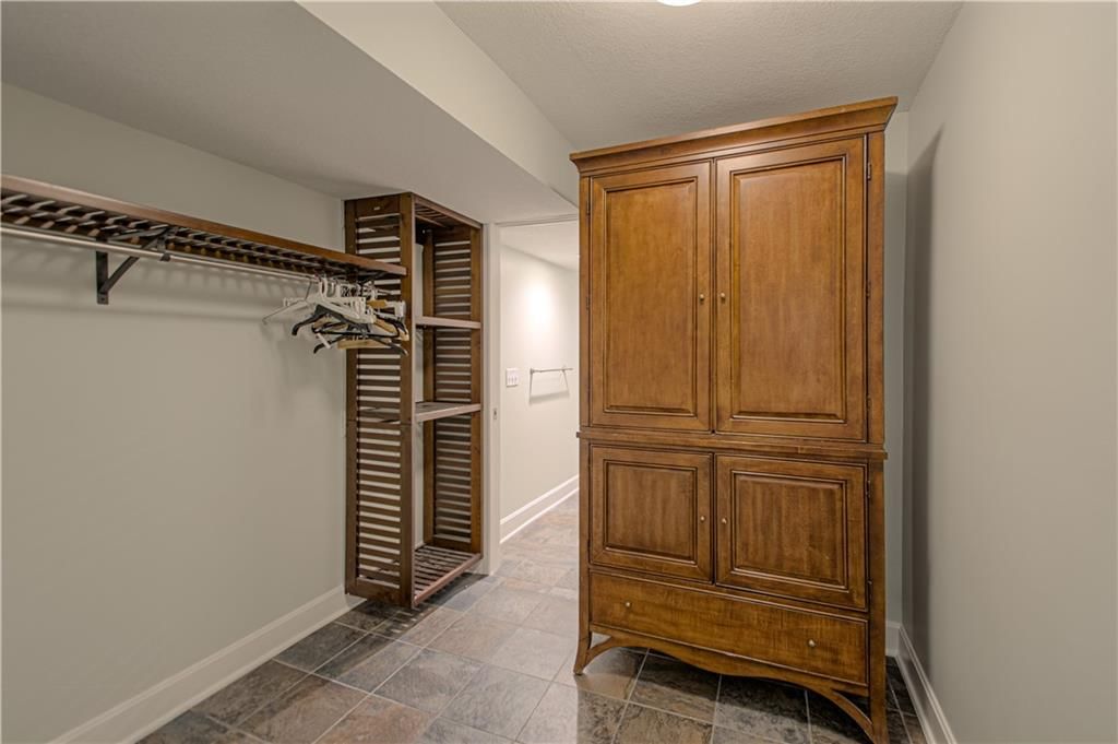 2452 NW Valley View Drive — photo 35