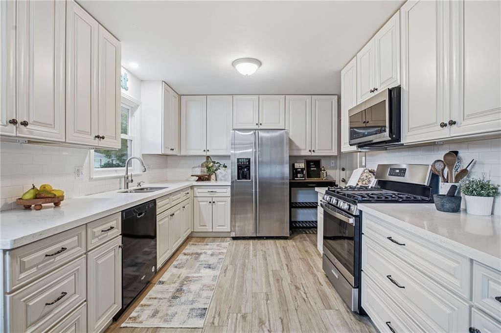 10915 Elmwood Drive — photo 9