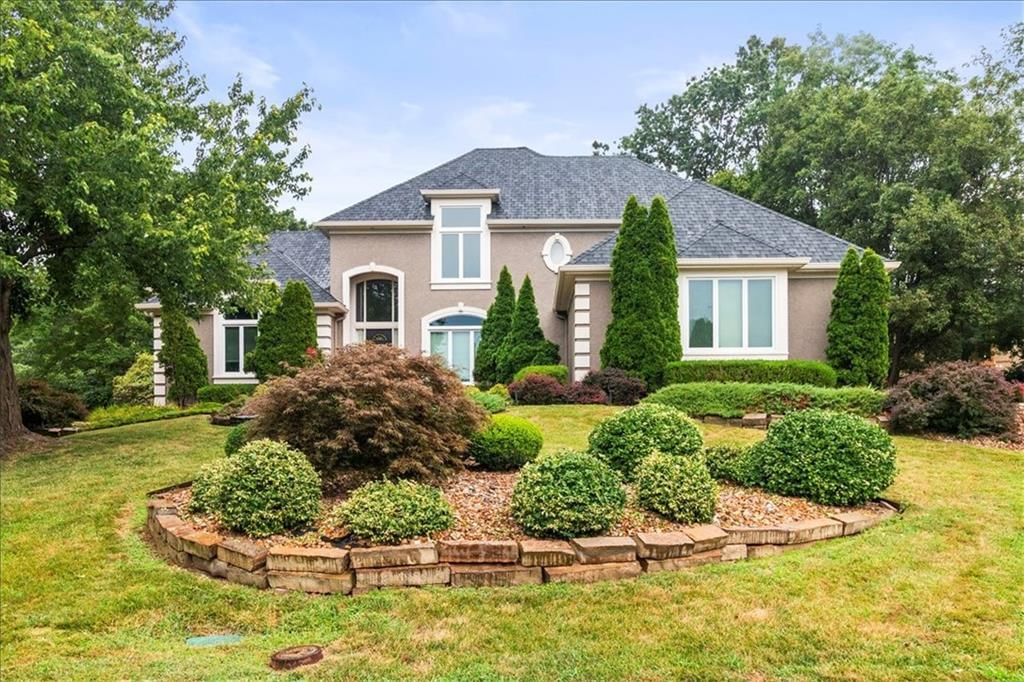 713 NE DICK HOWSER Court — photo 1