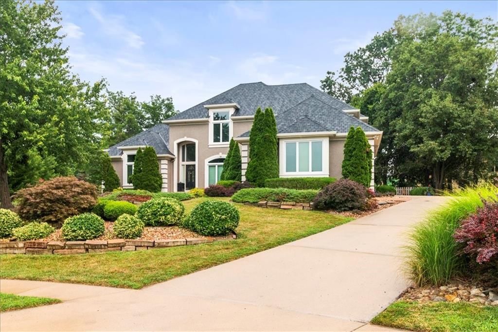 713 NE DICK HOWSER Court — photo 2