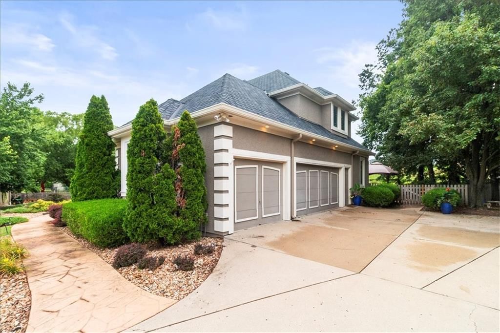 713 NE DICK HOWSER Court — photo 33
