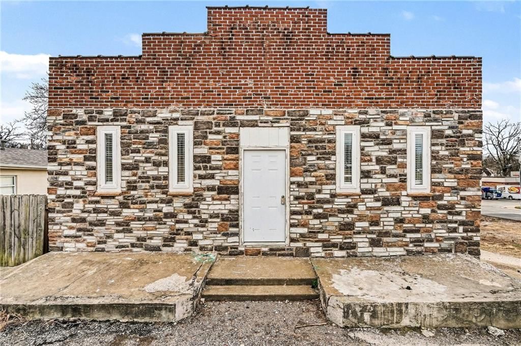 11303 E Truman Road — photo 1