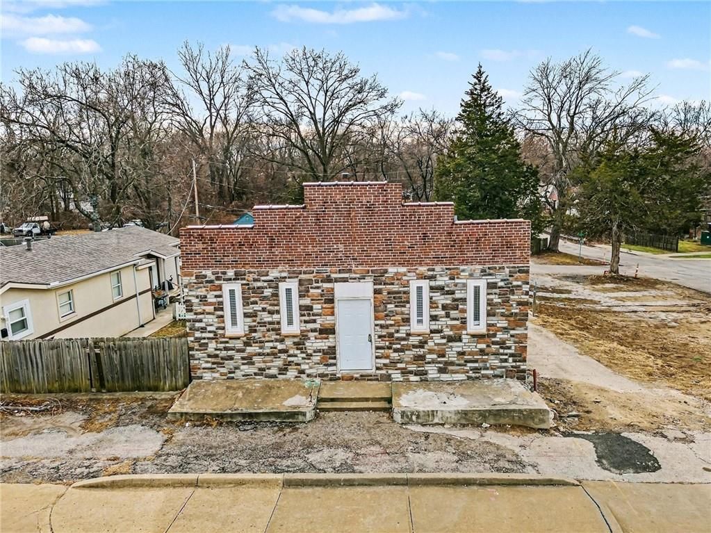 11303 E Truman Road — photo 3