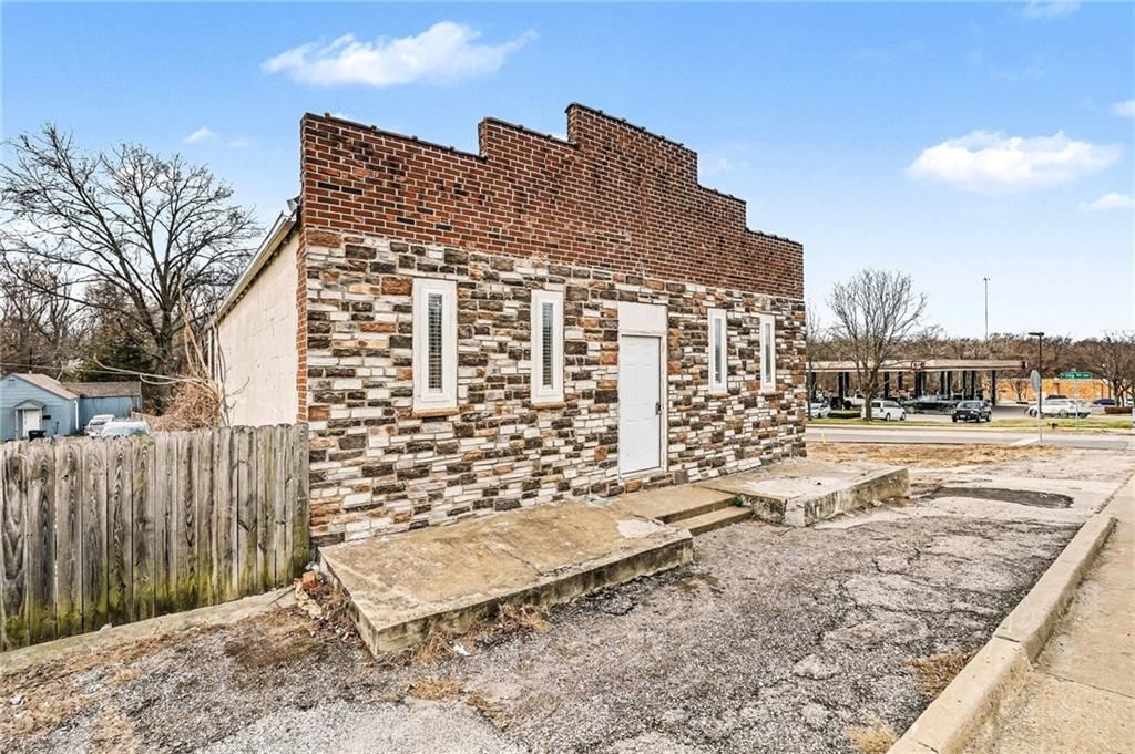 11303 E Truman Road — photo 4