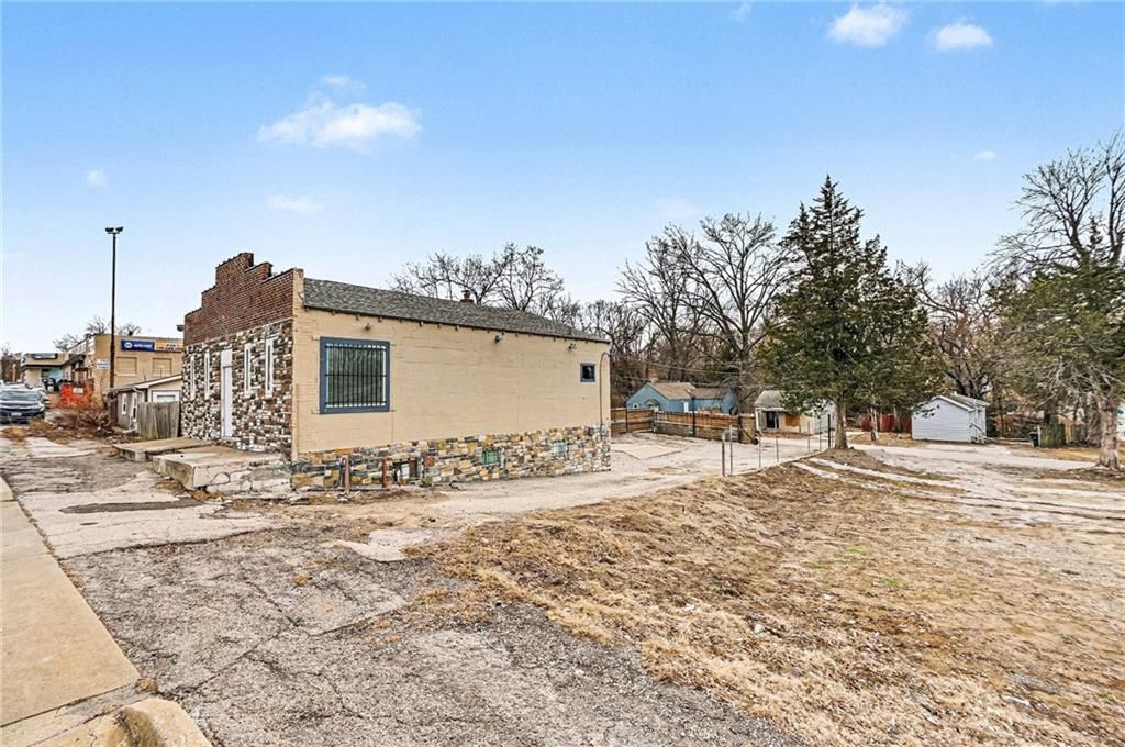 11303 E Truman Road — photo 34