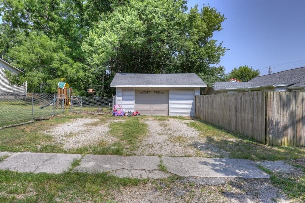 504 E 6th Street — photo 13