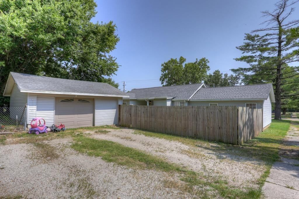504 E 6th Street — photo 15