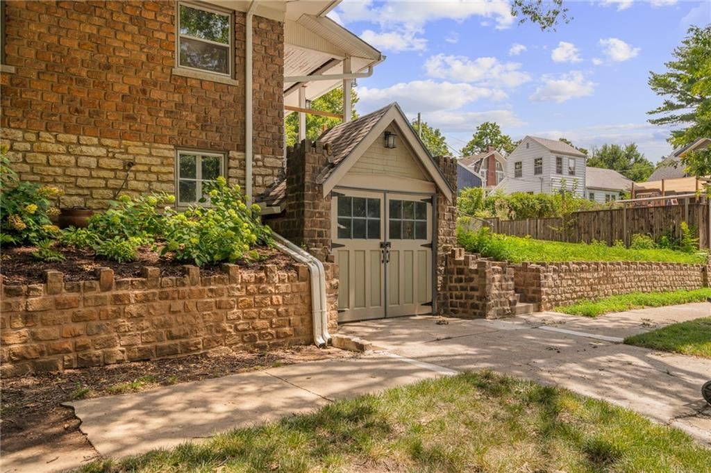 949 W 33RD Terrace — photo 51