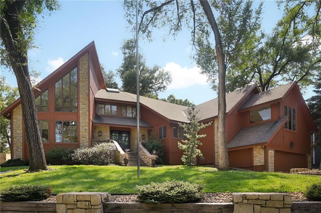 Photo 1 of 35 - 9964 Hemlock Drive, Overland Park, KS 66212