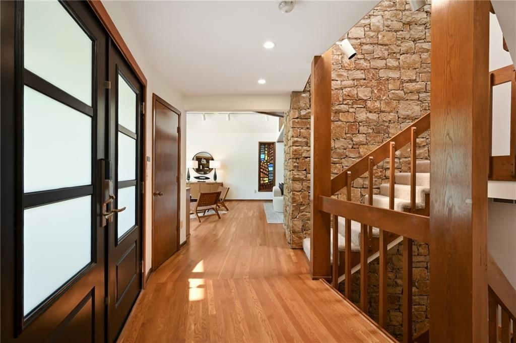 Photo 2 of 35 - 9964 Hemlock Drive, Overland Park, KS 66212