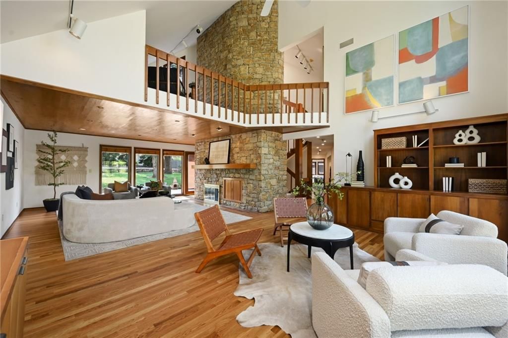 Photo 5 of 35 - 9964 Hemlock Drive, Overland Park, KS 66212