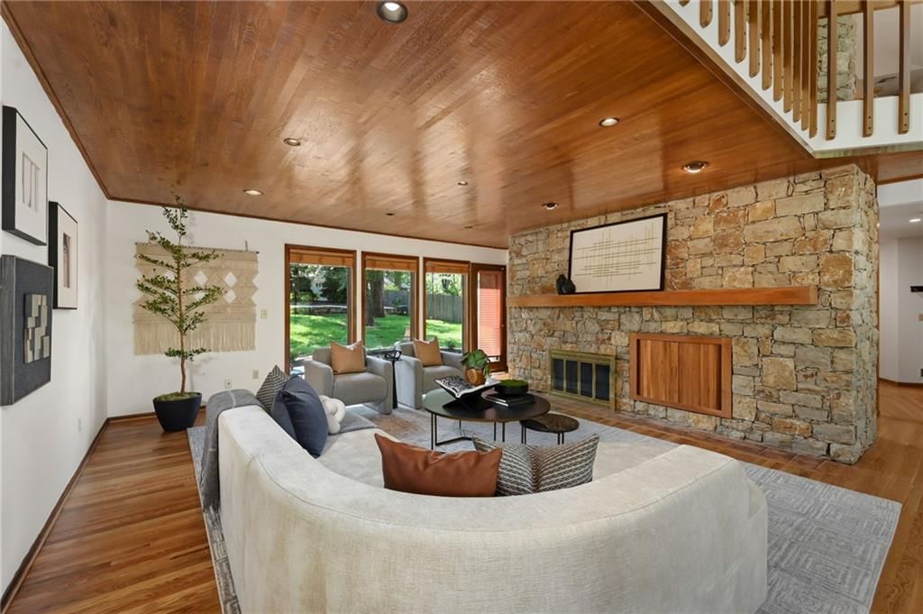 Photo 7 of 35 - 9964 Hemlock Drive, Overland Park, KS 66212