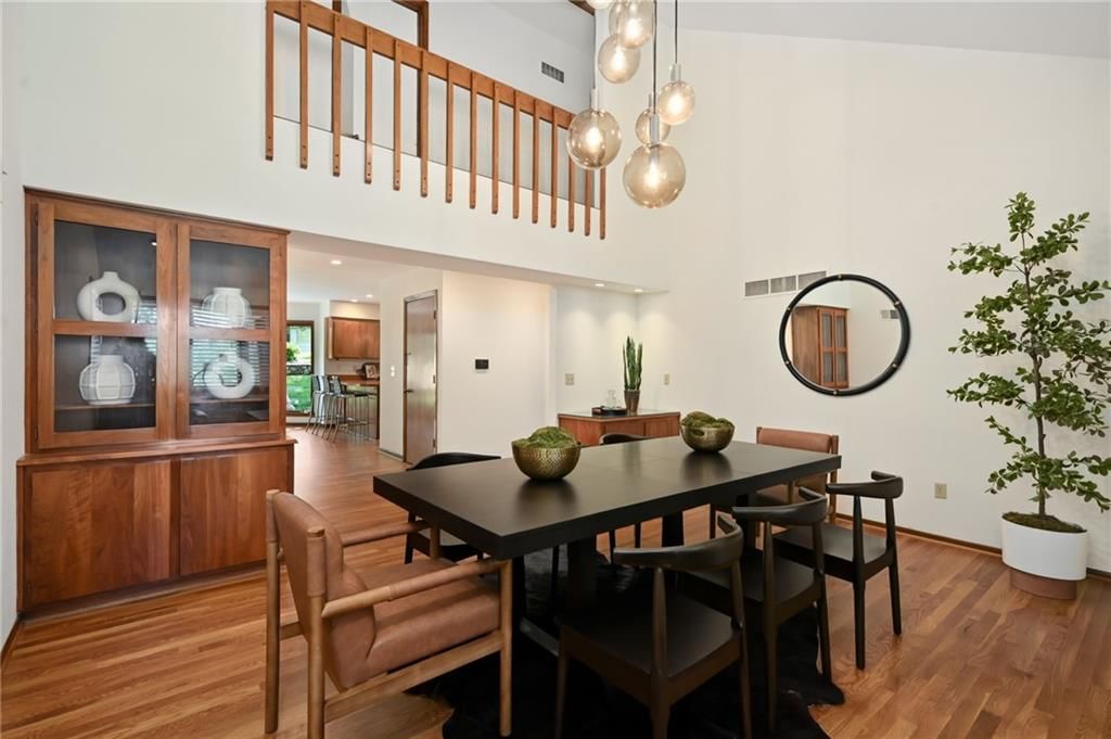 Photo 8 of 35 - 9964 Hemlock Drive, Overland Park, KS 66212