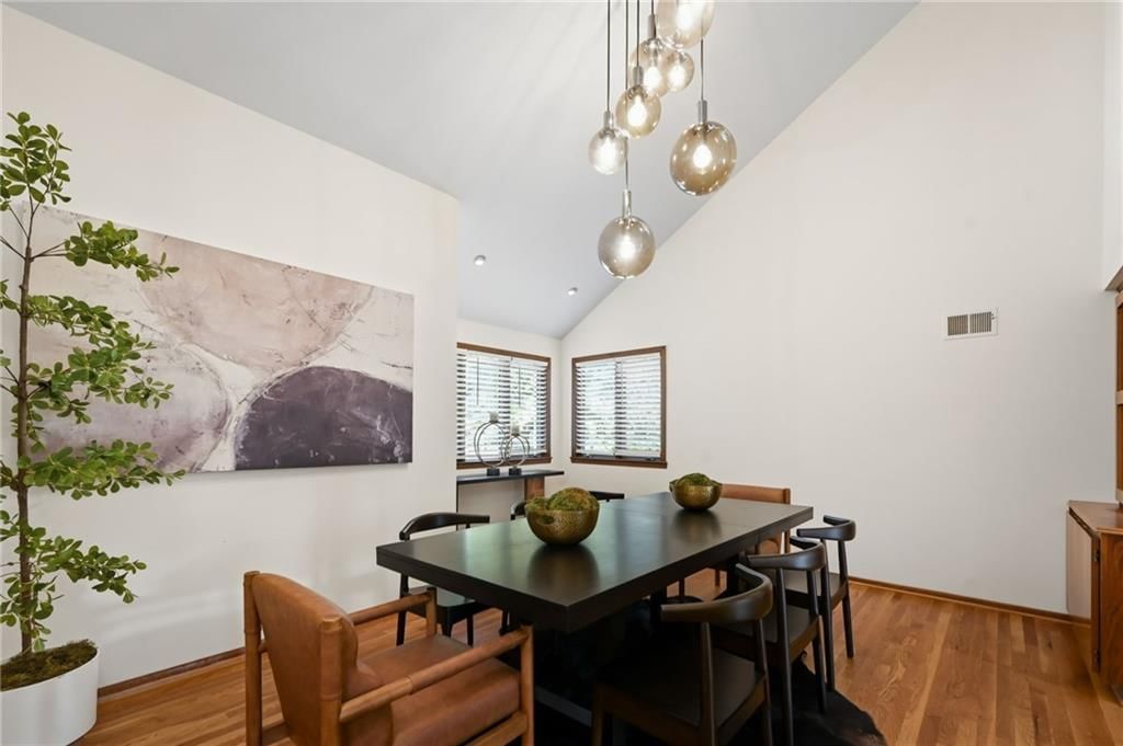 Photo 9 of 35 - 9964 Hemlock Drive, Overland Park, KS 66212